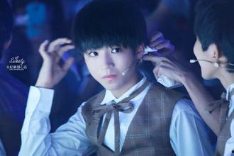 王俊凯肚子疼晕倒照片,现场照片曝光引关注